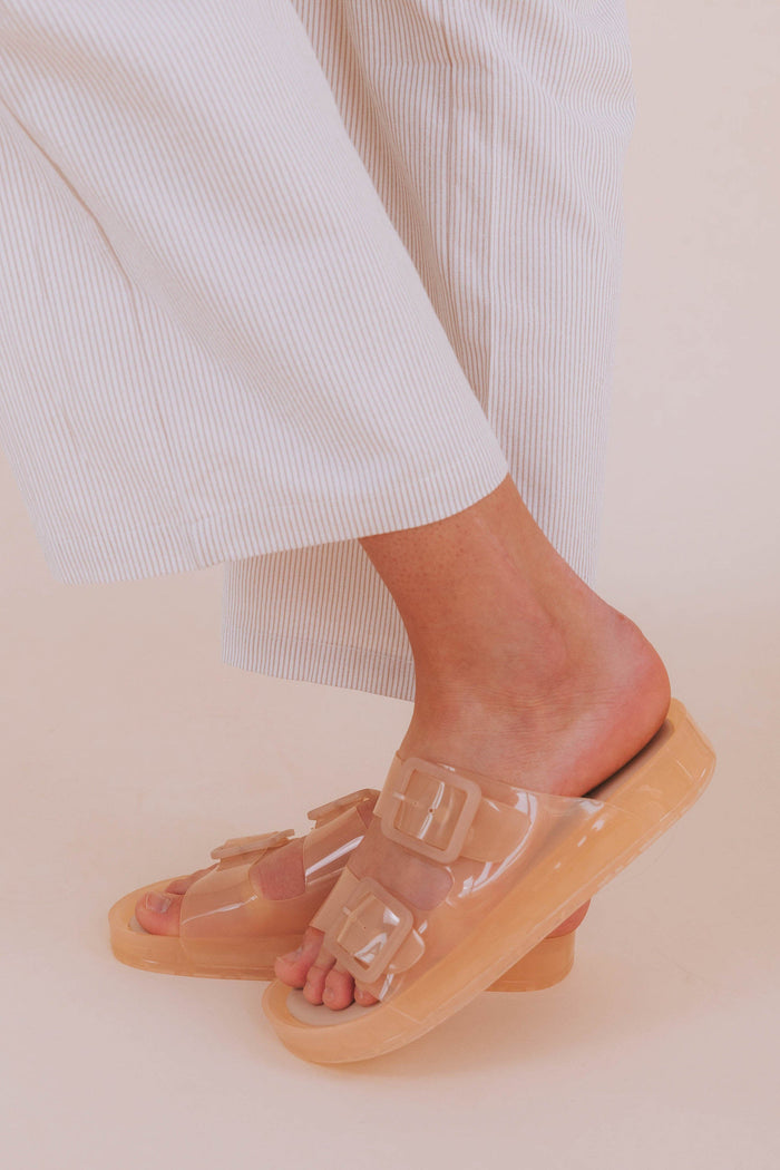 Dolce Vita sandals in praline. Slide on with two buckles and padded footbed