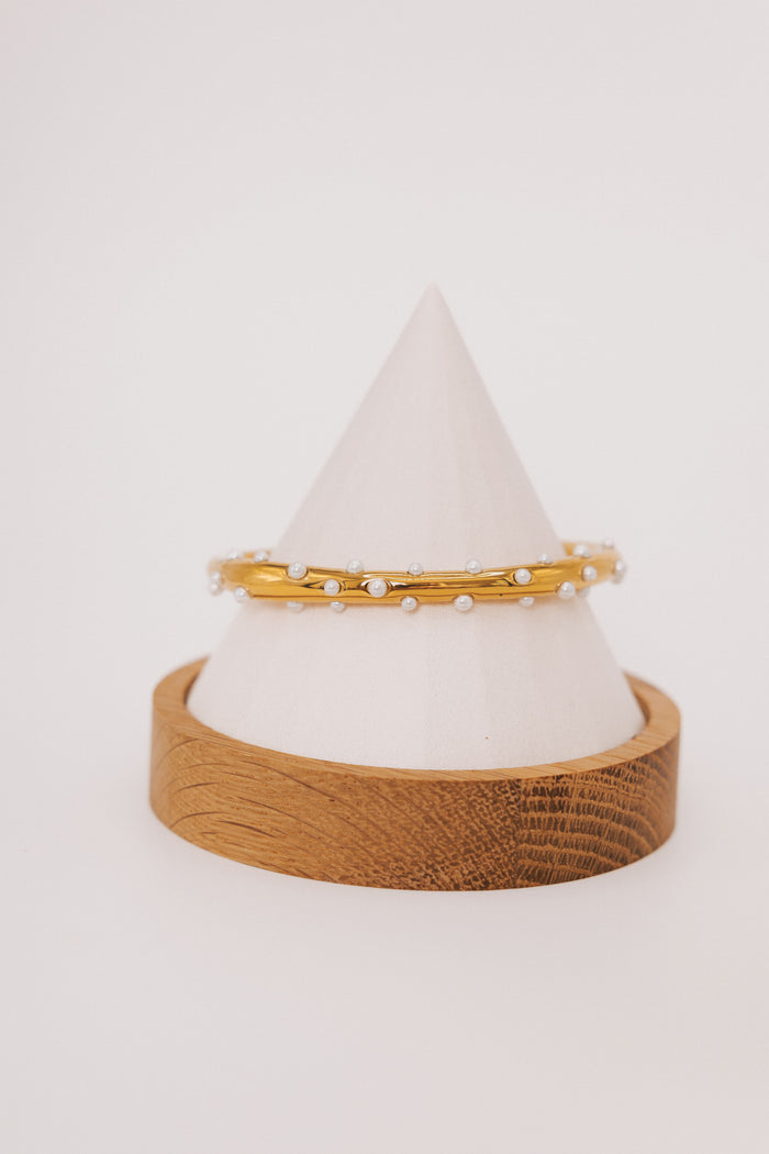 gold bracelet with small pearls
