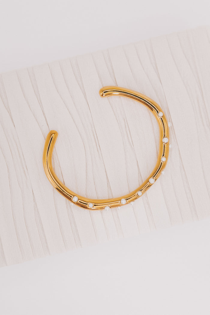 gold bracelet with small pearls