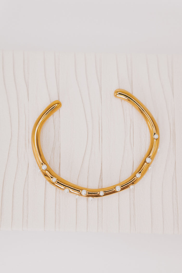 gold bracelet with small pearls