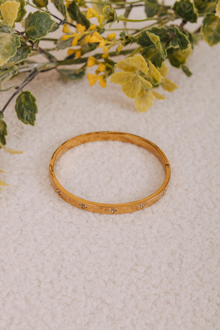 gold bracelet with diamond clovers