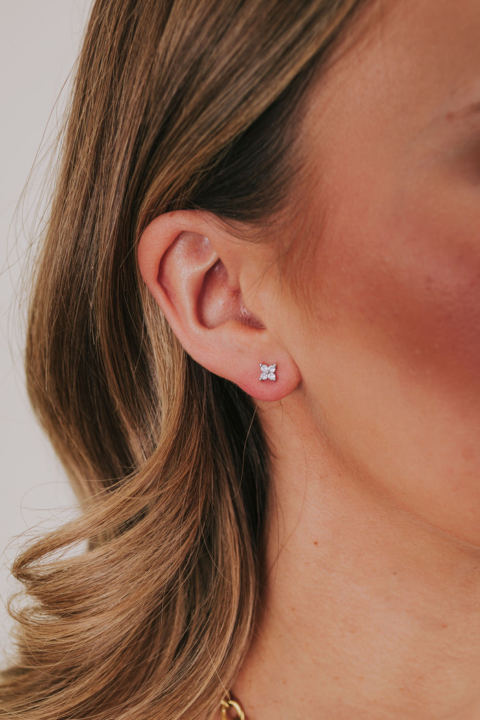 illustrious silver plated 14k stud earring model