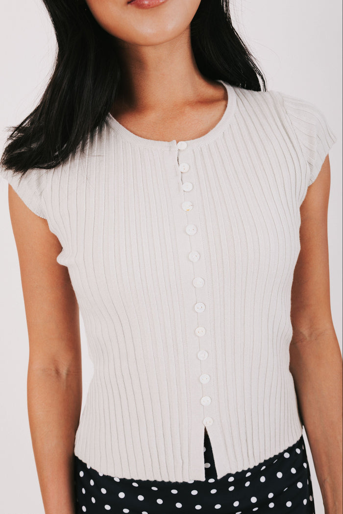 wide ribbed buttoned top close