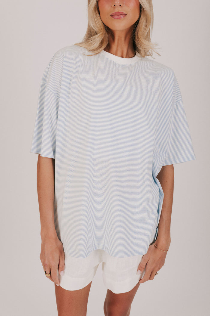 Striped short sleeve t-shirt with a contrast crew neck and split hem