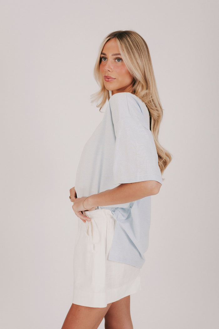 Striped short sleeve t-shirt with a contrast crew neck and split hem