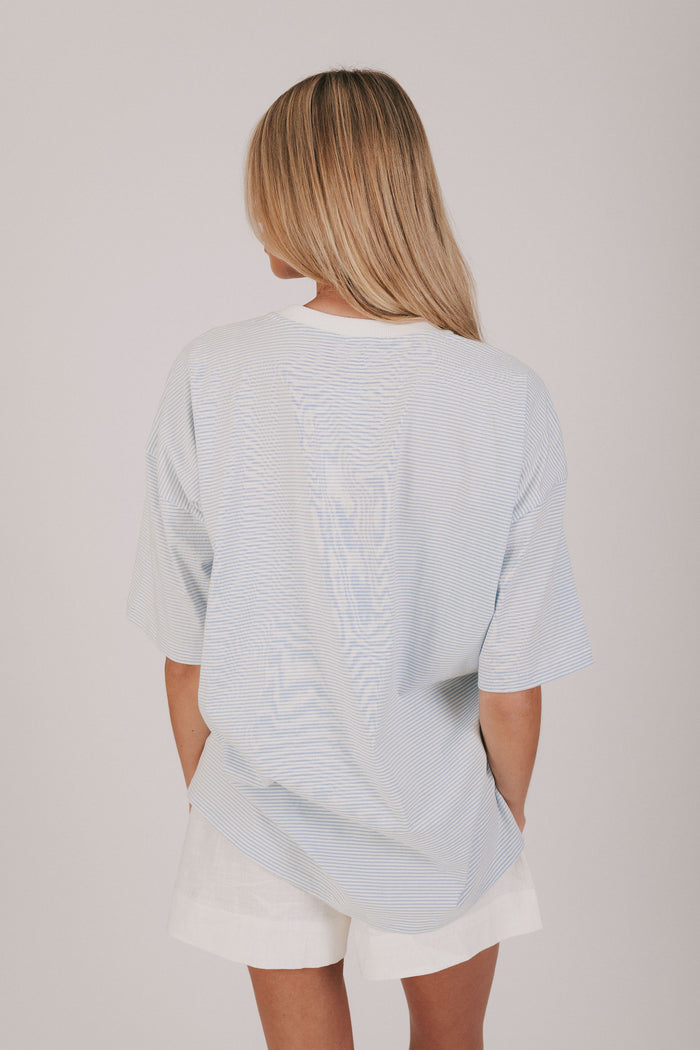 Striped short sleeve t-shirt with a contrast crew neck and split hem