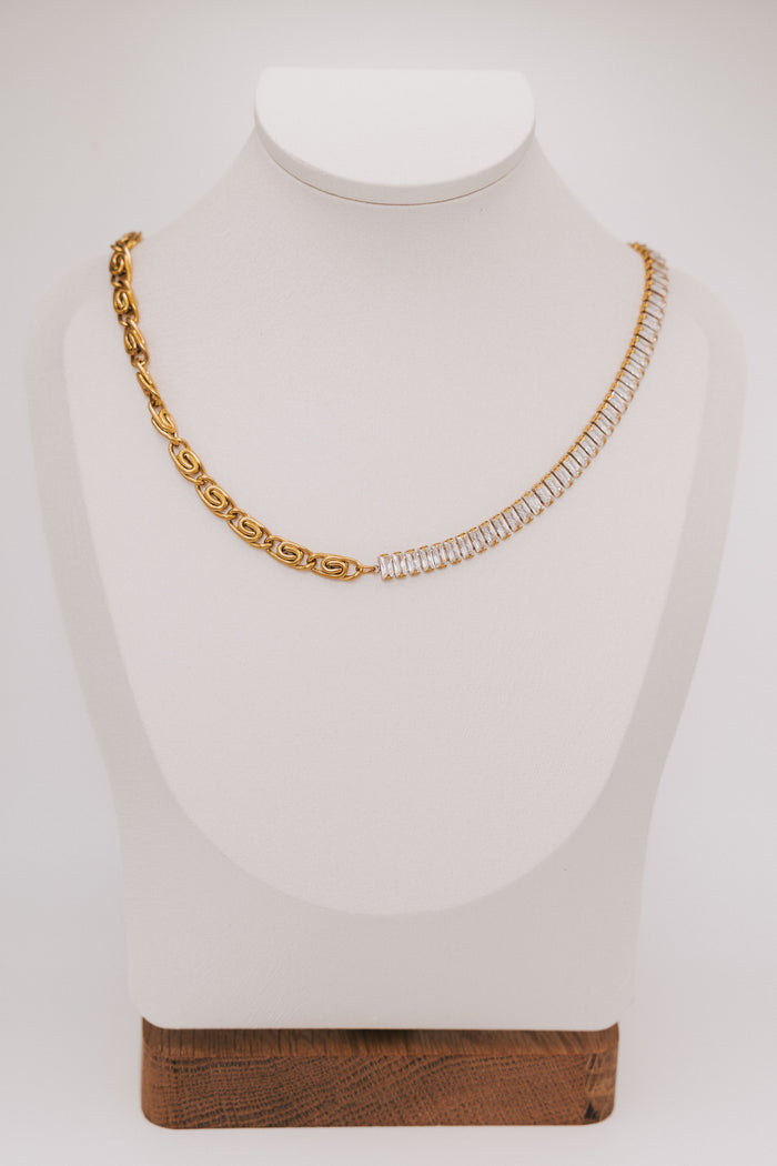 split chain necklace with stones and gold acentsc