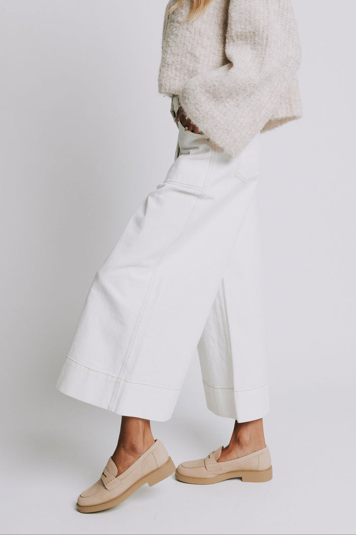 white wide leg cropped pants with contrast stitching side