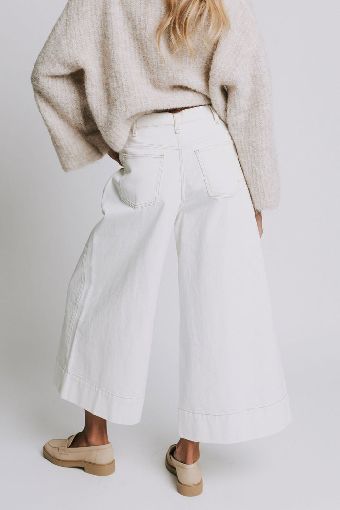 white wide leg cropped pants with contrast stitching back