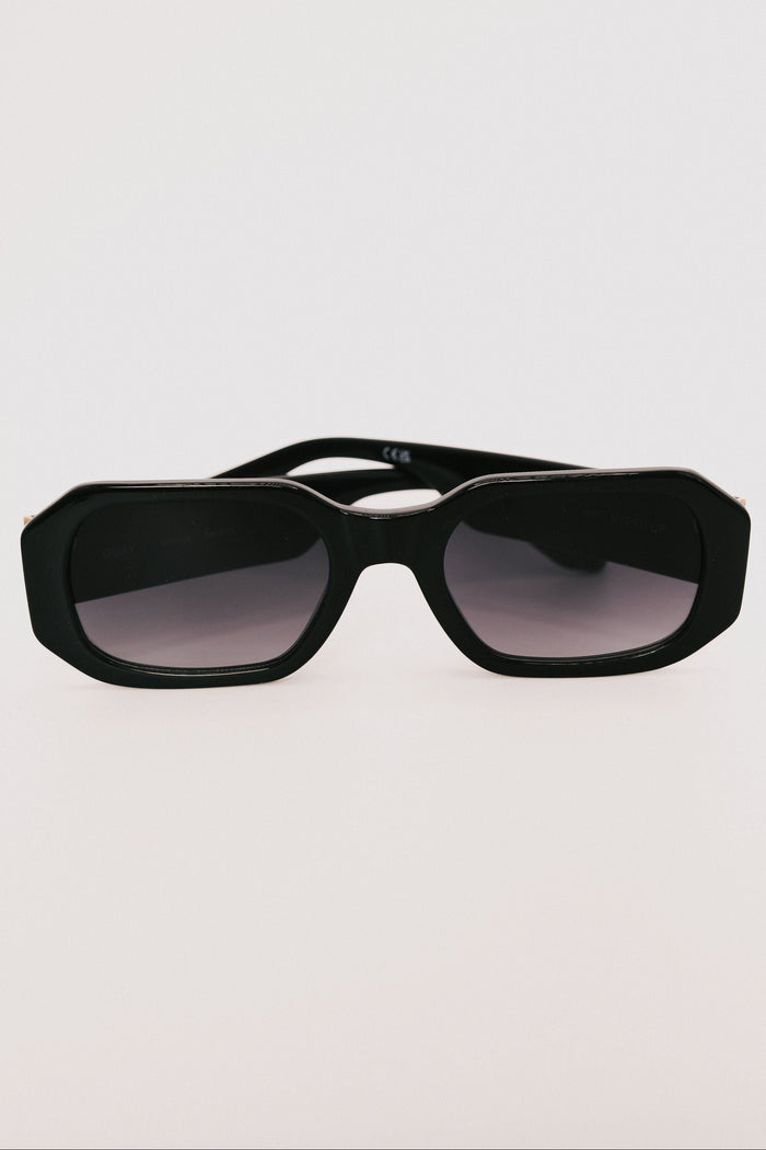 quay hyped up sunglasses black