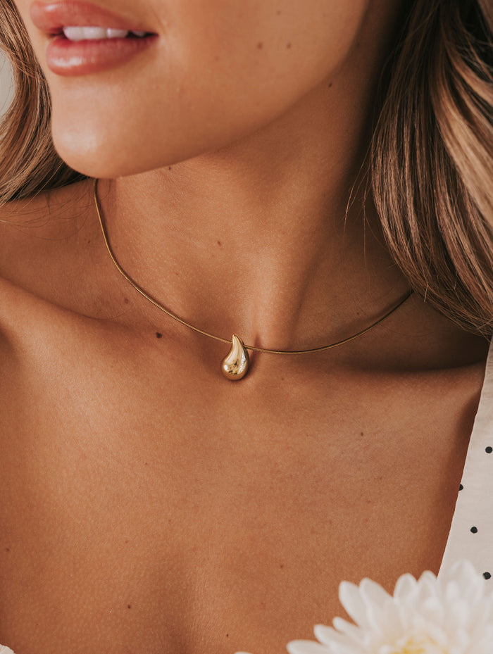 gold raindrop pendant necklace model