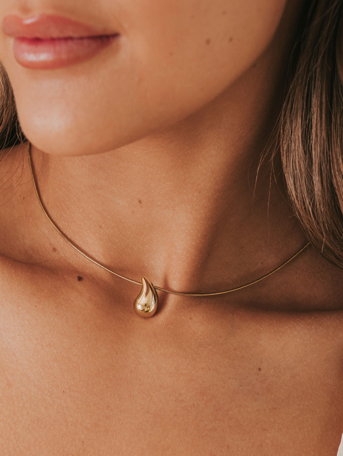 gold raindrop pendant necklace model 2