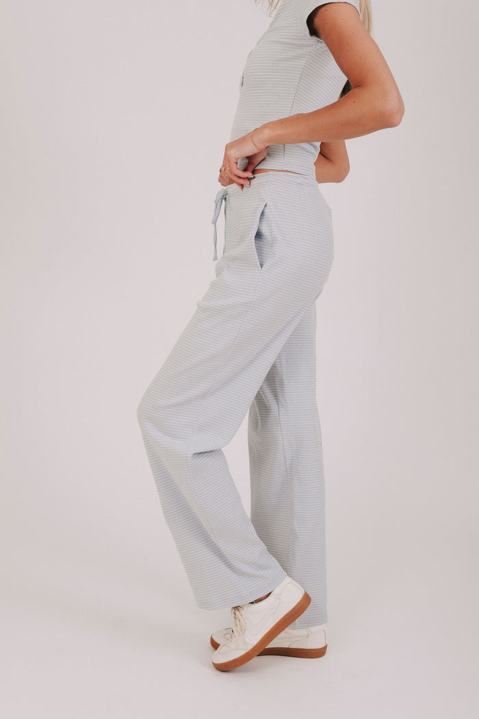 Stripped lounge pants with ribbed material, pockets and high waist with tied bow
