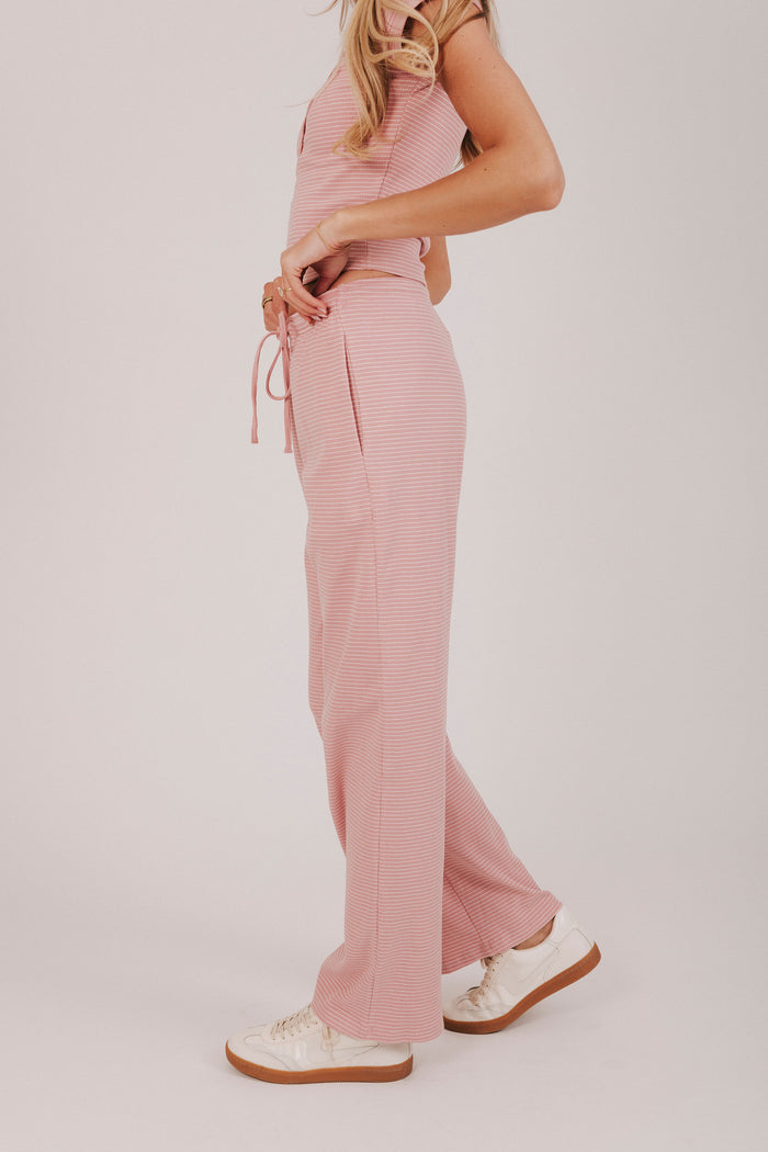 Stripped lounge pants with ribbed material, pockets and high waist with tied bow