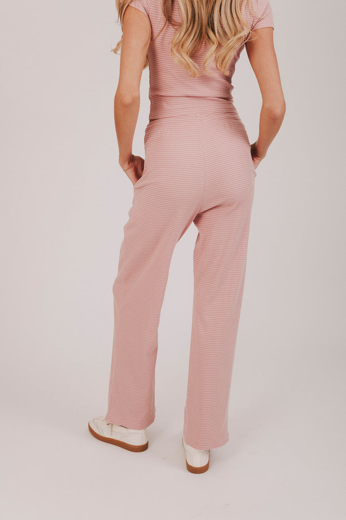 Stripped lounge pants with ribbed material, pockets and high waist with tied bow