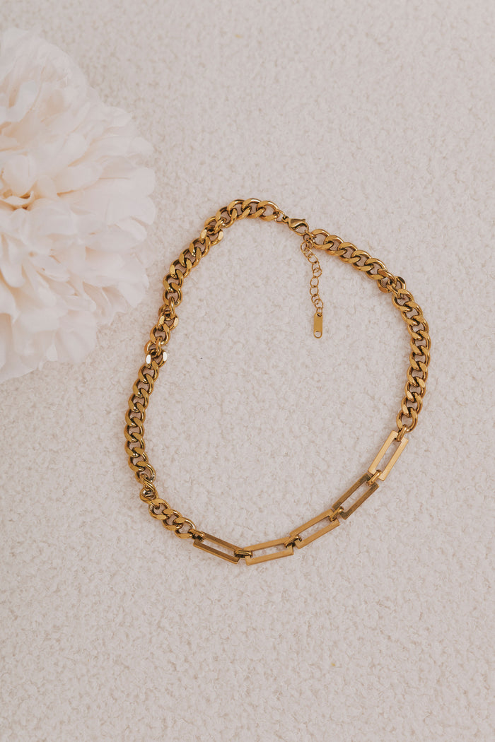 cable chain necklace flay lay
