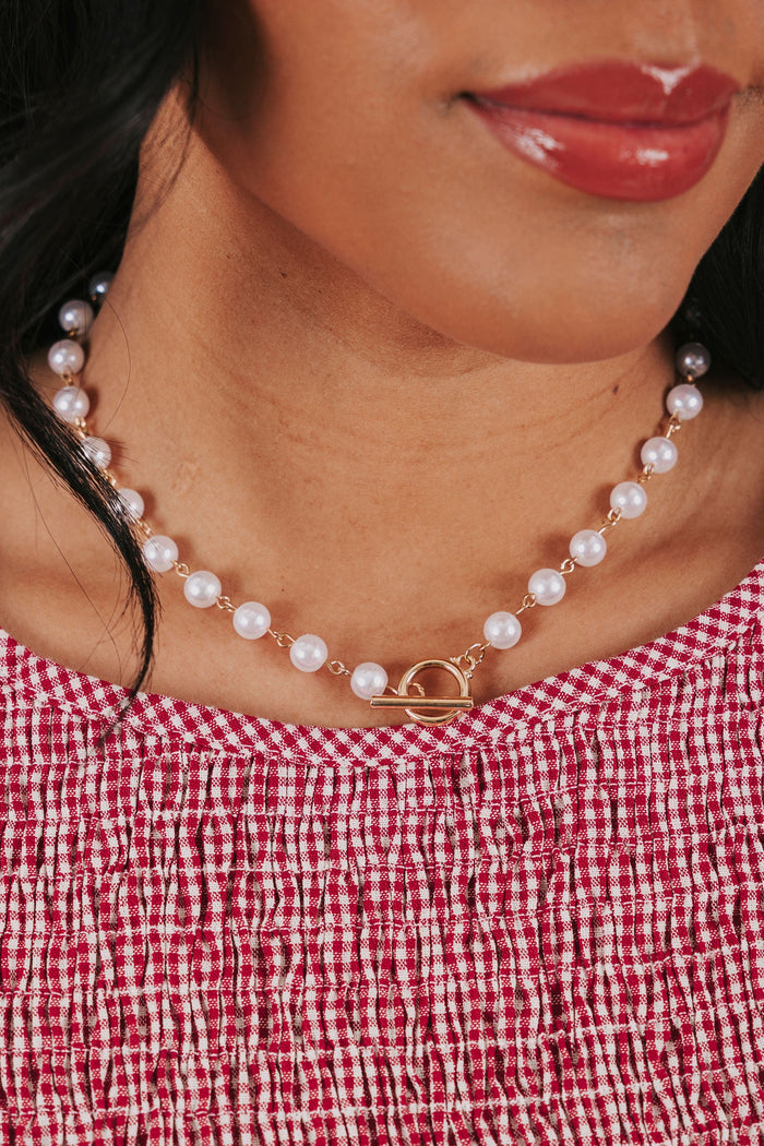 pearl gold accents necklace model 2