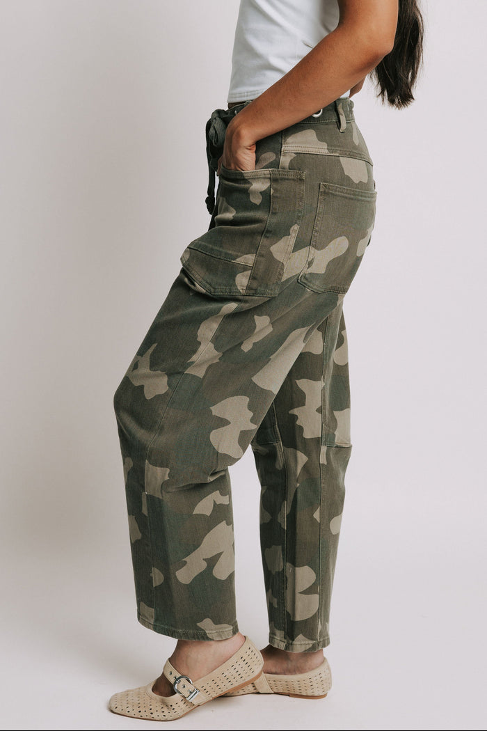 camo barrel jeans with woven belt side